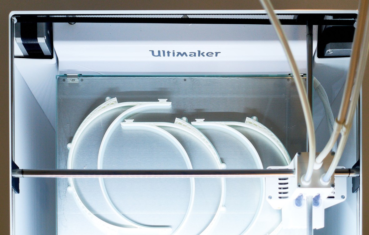 Herstellung von Bügeln für Vollgesichtsmasken an den 3D-Druckern des Fachbereichs. Foto: Michael Bender