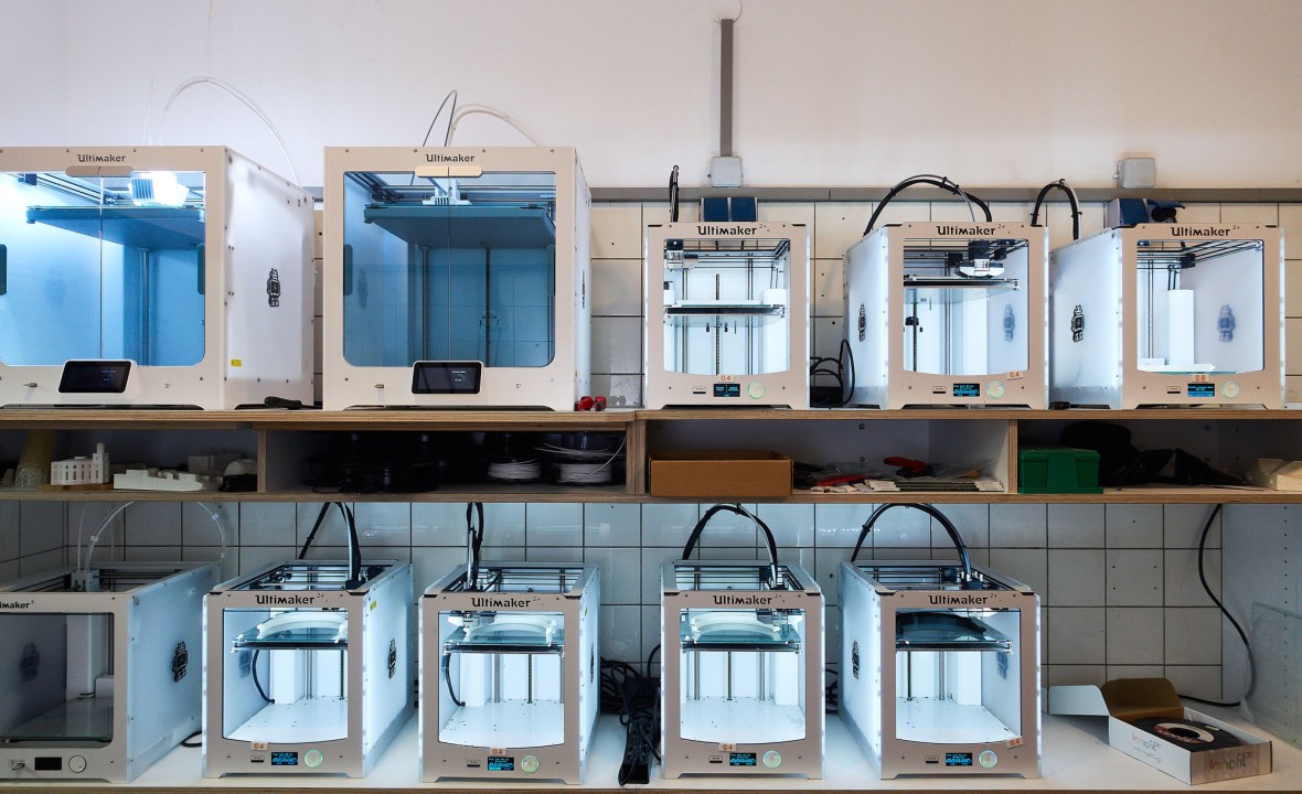 Herstellung von Bügeln für Vollgesichtsmasken an den 3D-Druckern des Fachbereichs. Foto: Michael Bender