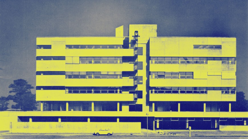 Architekturgebaeude in den Farben der Ukraine