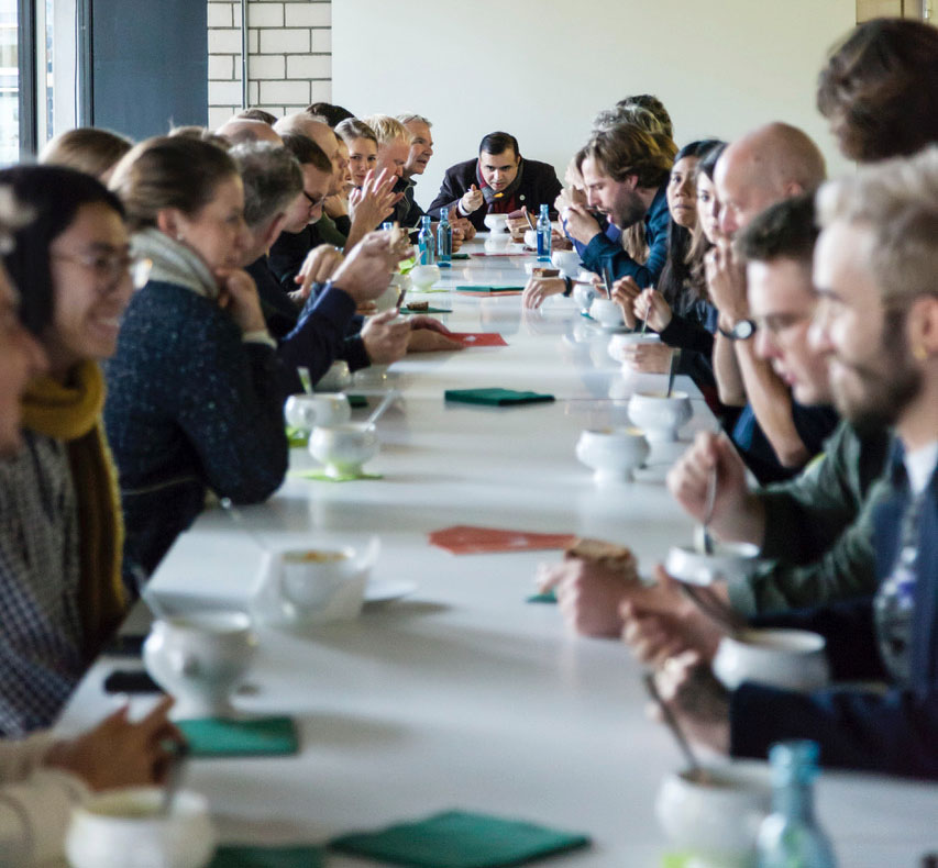 In informeller Runde in Gespräch kommen. Foto: Nina Kaußen