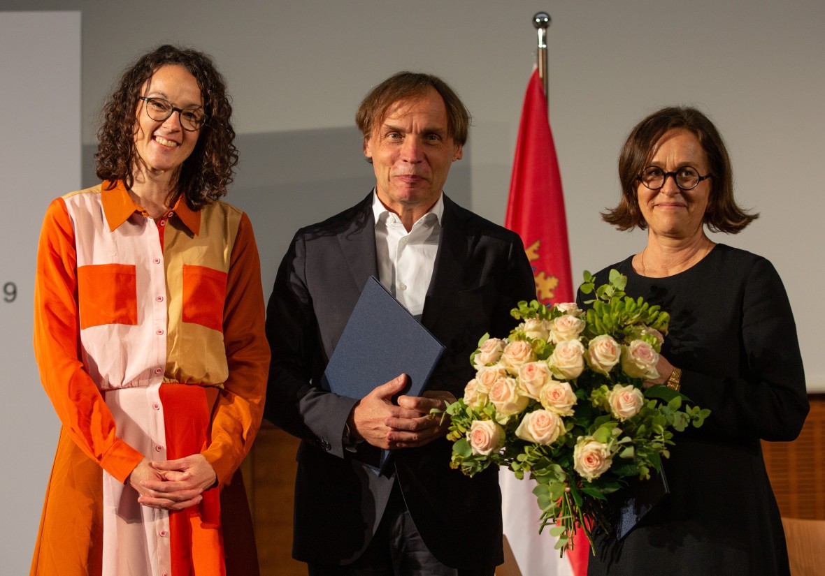 Kunst- und Kulturministerin Angela Dorn mit Andrea Wandel und Wolfgang Lorch. Foto: kunst.hessen.de
