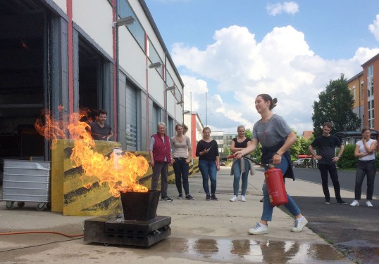 Feuerlöscher-Training am simulierten Papierkorb-Brand. Foto: Fachgebiet Entwerfen und Gebäudetechnologie