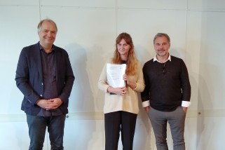 Verleihung des Preises: Studiendekan Prof. Felix Waechter, Preisträgerin Tessa Krämer und Prof. i.V. Johannes Ernst