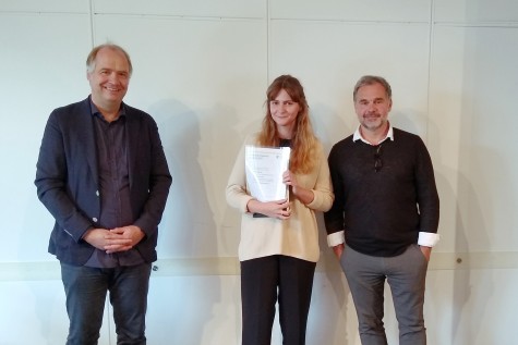 Verleihung des Preises: Studiendekan Prof. Felix Waechter, Preisträgerin Tessa Krämer und Prof. i.V. Johannes Ernst