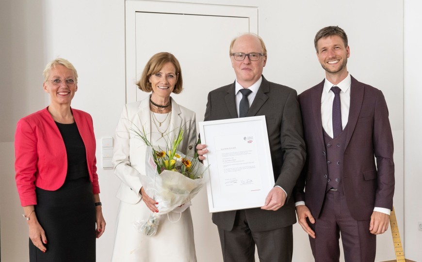 Der Preisträger Andreas Noback (3. v.l.) mit TU-Präsidentin Professorin Tanja Brühl, Andrea Ruths-Tilian und Julian Ruths von der Stifterfamilie Ruths.