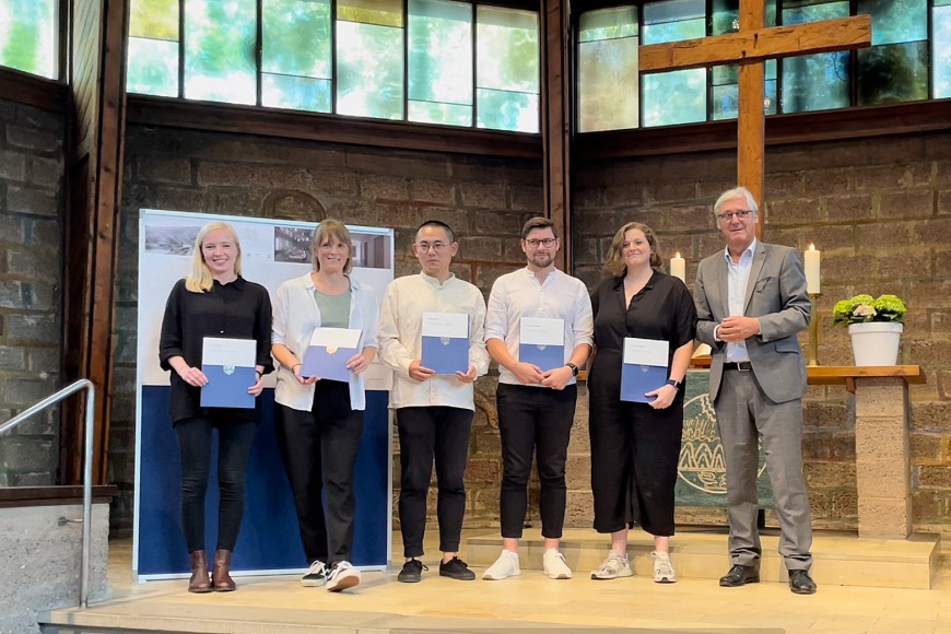 V.l.n.r.: Diana Schlez (TUDa), Johanna Uhland (h_da), Rongjun Zhou (TUDa) sowie Fabian P. Dahinten und Katharina Körber (beide h_da) und Oberbürgermeister Jochen Partsch