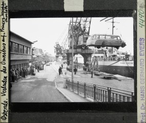 „Ostende, Verladen des Omnibus auf ‚Prin[s]es Josephine-Charlotte'", Glasdiasammlung des Fachgebiets Architektur- und Kunstgeschichte, Inv.-Nr. 4490, Repro: Jürgen Schreiter, Darmstadt.