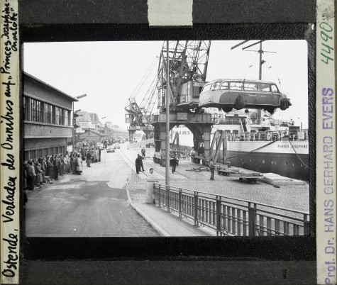 „Ostende, Verladen des Omnibus auf ‚Prin[s]es Josephine-Charlotte'", Glasdiasammlung des Fachgebiets Architektur- und Kunstgeschichte, Inv.-Nr. 4490, Repro: Jürgen Schreiter, Darmstadt.