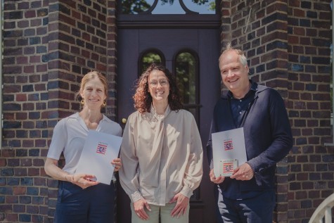 Ministerin Angela Dorn (Mitte) mit Sibylle und Felix Waechter