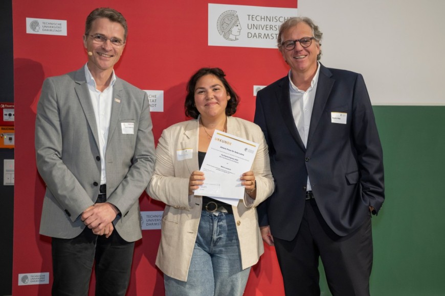Aslihan Taktak vom Magazin „Blaupause“ nimmt den Preis stellvertretend für Marie Lautsch entgegen.