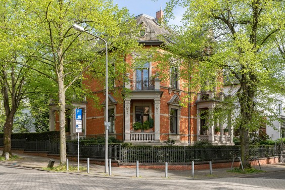 Theo Wiederspahn: Eckvilla in der Viktoriastraße 18, Wiesbaden (Baujahr 1896)